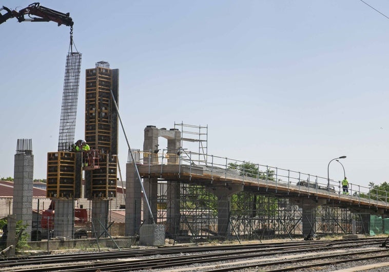 La pasarela peatonal sobre las vías del tren en Mérida estará lista a final de año